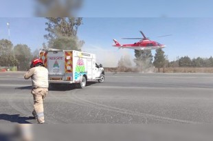 El helicóptero descendió en la caseta El Dorado, sobre la autopista Toluca-Atlacomulco, donde los paramédicos brindaron las primeras atenciones.