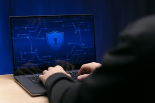 Entre los ataques ya mencionados sobresalen el “phishing” que se basa en un intento de suplantación de identidad 