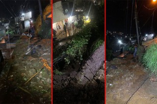 Lugareños tratando de retirar parte del lodo que quedó esparcido