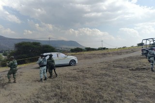 En la cajuela y asiento trasero estaban cuatro hombres en distintas posiciones, mientras que una mujer fue hallada en el asiento del copiloto