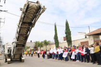 Ana Muñiz Neyra y vecinos en inicio de pavimentación.