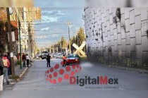 El motociclista, identificado por portar un chaleco azul, pants gris y playera negra, perdió la vida al instante debido a la gravedad del impacto.