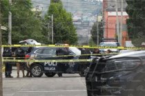 Elementos policiales resguardaron la zona donde fue localizado sin vida un hombre en Toluca.