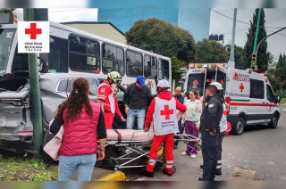 Dos ambulancias de la Cruz Roja de Toluca acudieron al lugar, donde paramédicos brindaron atención médica prehospitalaria a cuatro personas lesionadas.
