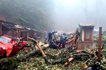 Cayó en un área de comidas, y aplastó al menos cuatro vehículos