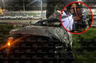 Cuerpos de emergencia realizaron labores de rescate tras la volcadura de la camioneta sobre Paseo Tollocan, en Metepec.