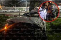 Cuerpos de emergencia realizaron labores de rescate tras la volcadura de la camioneta sobre Paseo Tollocan, en Metepec.