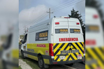 Vecinos que presenciaron el choque alertaron de inmediato al número de emergencias. Al lugar acudieron paramédicos, quienes al revisar al motociclista confirmaron que ya no contaba con signos vitales.