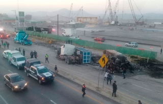 Choque de góndolas con material para el NAICM deja un calcinado