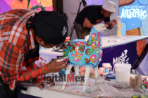 Maestro alfeñiquero da forma a una figura tradicional de azúcar