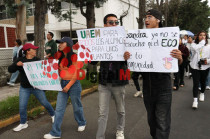 Estudiantes de la Facultad de Economía de la #UAEMéx marchan para exigir regreso a clases presenciales