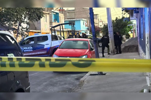Patrulla de Neza acordona área donde ocurrió el múltiple homicidio.