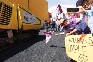 Autoridades municipales y vecinos durante el inicio de los trabajos de repavimentación de Circuito Morelia Norte, en Ecatepec.