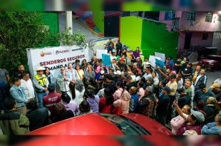 La presidenta municipal de Ecatepec, Azucena Cisneros Coss, junto a vecinos de San Andrés de la Cañada durante la presentación de las acciones del nuevo Sendero Seguro.