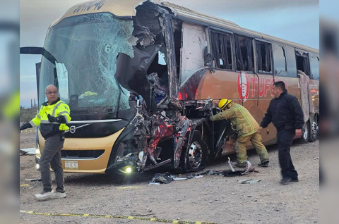 La colisión provocó severos daños en el autobús y la movilización de paramédicos, bomberos y Guardia Nacional.