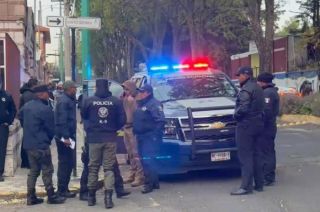 La confrontación entre ambas corporaciones, resultó en dos elementos lesionados, uno de la policía estatal muerto y el resto detenidos. 