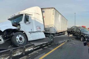 Una camioneta particular y una más de carga fueron las afectadas tras el impacto del tráiler.