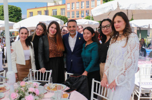 Fernando Flores con mamás durante la celebración del día de las madres