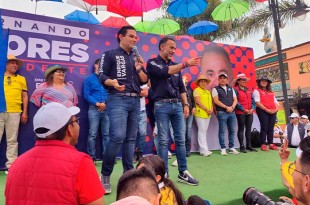 Fernando Flores Fernández continua su recorrido por las calles de Metepec