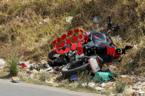 Motocicleta en la que viajaba el joven que perdió la vida tras derrapar y chocar contra un árbol