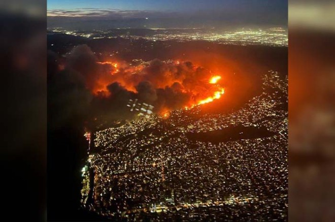 El Departamento de Bomberos del Condado de Los Ángeles informó que 2,921 acres han sido consumidos y que el fuego está 0% contenido.