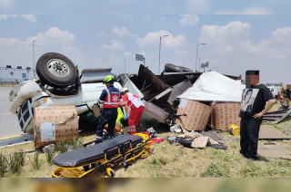 Paramédicos a bordo de la ambulancia MEX-691, perteneciente a la Delegación Tecámac, acudieron para brindar atención prehospitalaria a los heridos.