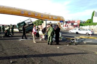 El conductor del automotor perdió el control y con la fuerza del impacto quedó tendido sobre su costado izquierdo.