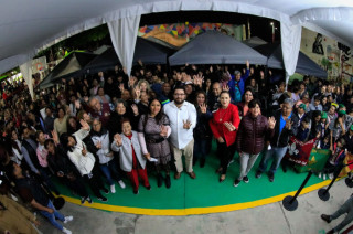 Isaac Montoya con vecinas, vecinos y autoridades en la Huella de la Transformación 21