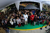 Isaac Montoya con vecinas, vecinos y autoridades en la Huella de la Transformación 21