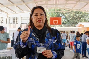 La candidata Xóchitl Flores arribó a la Escuela Primaria Dr. Gustavo Baz.