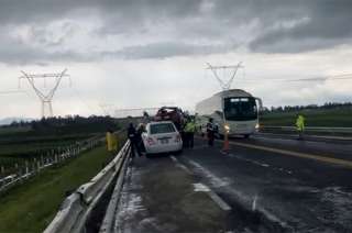 El cuerpo quedó tirado al lado del vehículo guinda