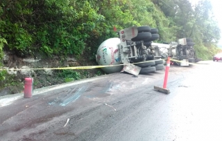 #Temascaltepec: Vuelca pipa de gas en la carretera 134