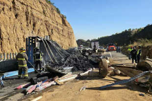 Bomberos y Protección Civil sofocaron las llamas, mientras personal de la autopista continúa con la remoción de escombros.