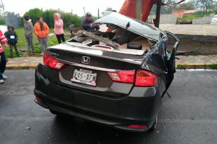 Cayó con su automóvil de un puente vehicular de seis metros de altura