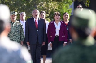 Delfina Gómez Álvarez e integrantes del Gabinete rinden honores al lábaro patrio en la Plaza de los Mártires.