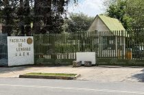 Instalaciones de la Facultad de Lenguas de la UAEMéx bajo medidas de seguridad tras la suspensión de clases presenciales por una posible amenaza detectada en el plantel.