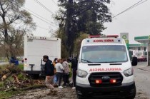 La unidad se estrelló contra varios árboles a la altura de la entrada al municipio, y también impactó una camioneta que transitaba por la zona.