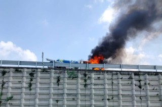 Fue necesario cerrar ambos sentidos de la vía, a la espera de los bomberos para hacer el enfriamiento correspondiente.