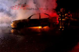  Vecinos alertaron del incendio de un vehículo alrededor de la medianoche