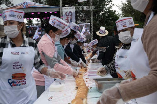 Un notario público dio fe de la longitud, confirmando que la torta superó el récord anterior de 75 metros establecido por la alcaldía Venustiano Carranza en la Ciudad de México.