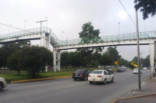 Elementos de la Secretaría de Seguridad del Estado de México (SSEM) acudieron de inmediato al lugar para retirar la manta y ponerla a disposición de la Fiscalía General de Justicia del Estado de México (FGJEM),