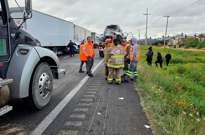 Equipos de emergencia atendieron la carambola entre siete vehículos registrada en el Circuito Exterior Mexiquense, a la altura de Ecatepec, que dejó 14 personas lesionadas.
