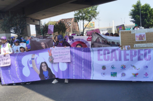 Mujeres participantes marchan en Ecatepec durante la movilización del 8 de marzo para exigir justicia y seguridad