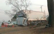 #Video: choca tráiler contra árbol en López Portillo en #Toluca