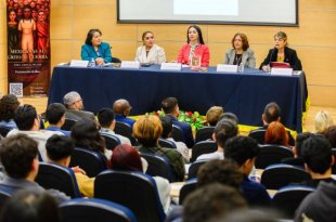 Cristal Pelayo Rodríguez presentó Mexicanas al grito de guerra durante un foro sobre igualdad y participación política de las mujeres en la FES Acatlán de la UNAM.