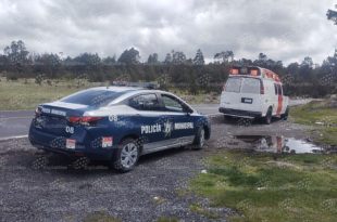 Elementos de la Policía Municipal de Zinacantepec acordonaron la zona donde fue localizado el hombre sin vida para preservar la escena.
