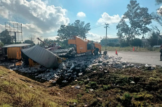 Video: Volcadura de tráiler con cerveza en la México-Pirámides desata rapiña