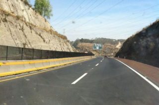 Autopista Chamapa-Lechería durante labores de mantenimiento vial nocturno en el entronque con dirección a Querétaro.