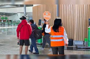 Con avisos de “Simulacro en proceso”, brigadistas condujeron a usuarios y trabajadores hacia zonas seguras ubicadas en los pilares estructurales del inmueble.