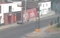 Captan cámaras impactante choque de motociclista en Toluca